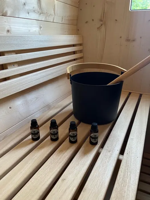 Aufgusseimer, Kelle und Aromaöle