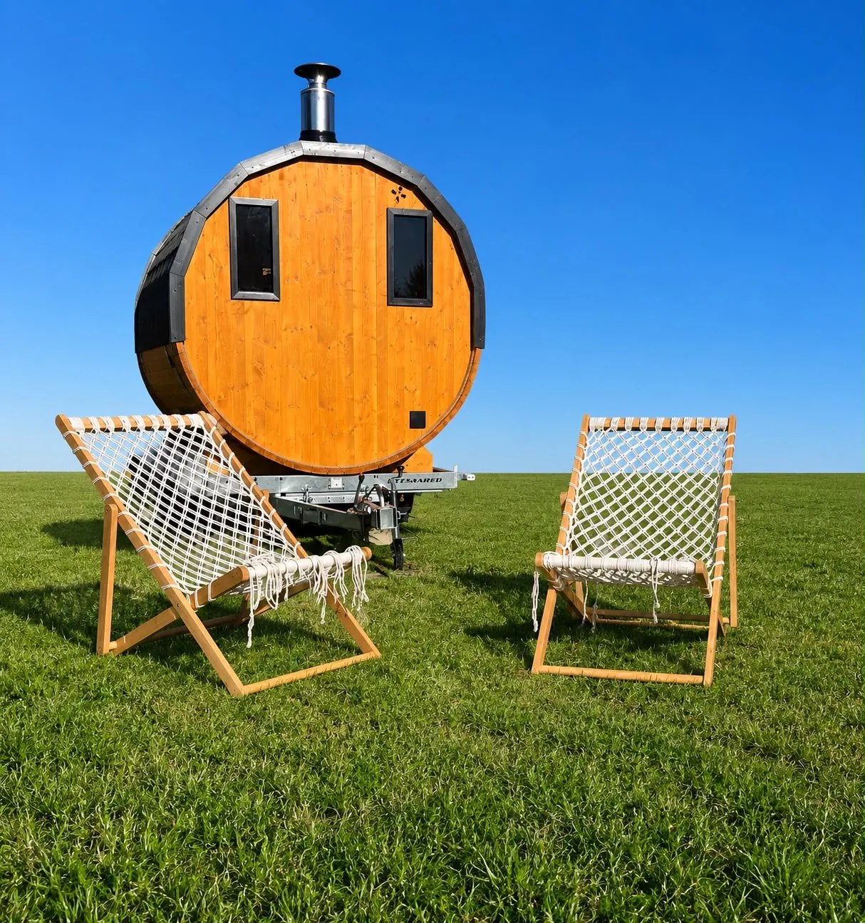 Mobile Fasssauna von FassHeld mit Holzfass und Schornstein